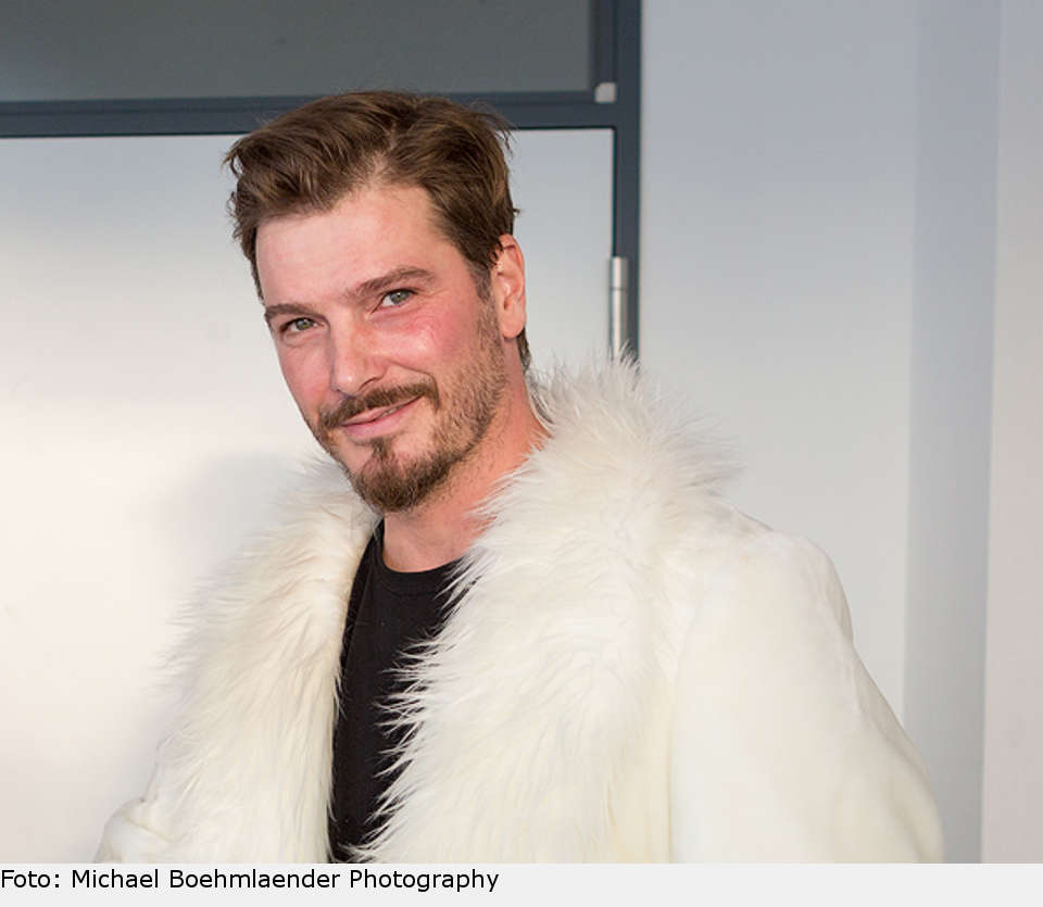 Jan Ammann, momentan im Festspielhaus Füssen als Wotan im Musical „Der Ring“, wird die beiden Gewinner der Autogrammkarten ziehen. jan ammann musical tenors auslosung 03
