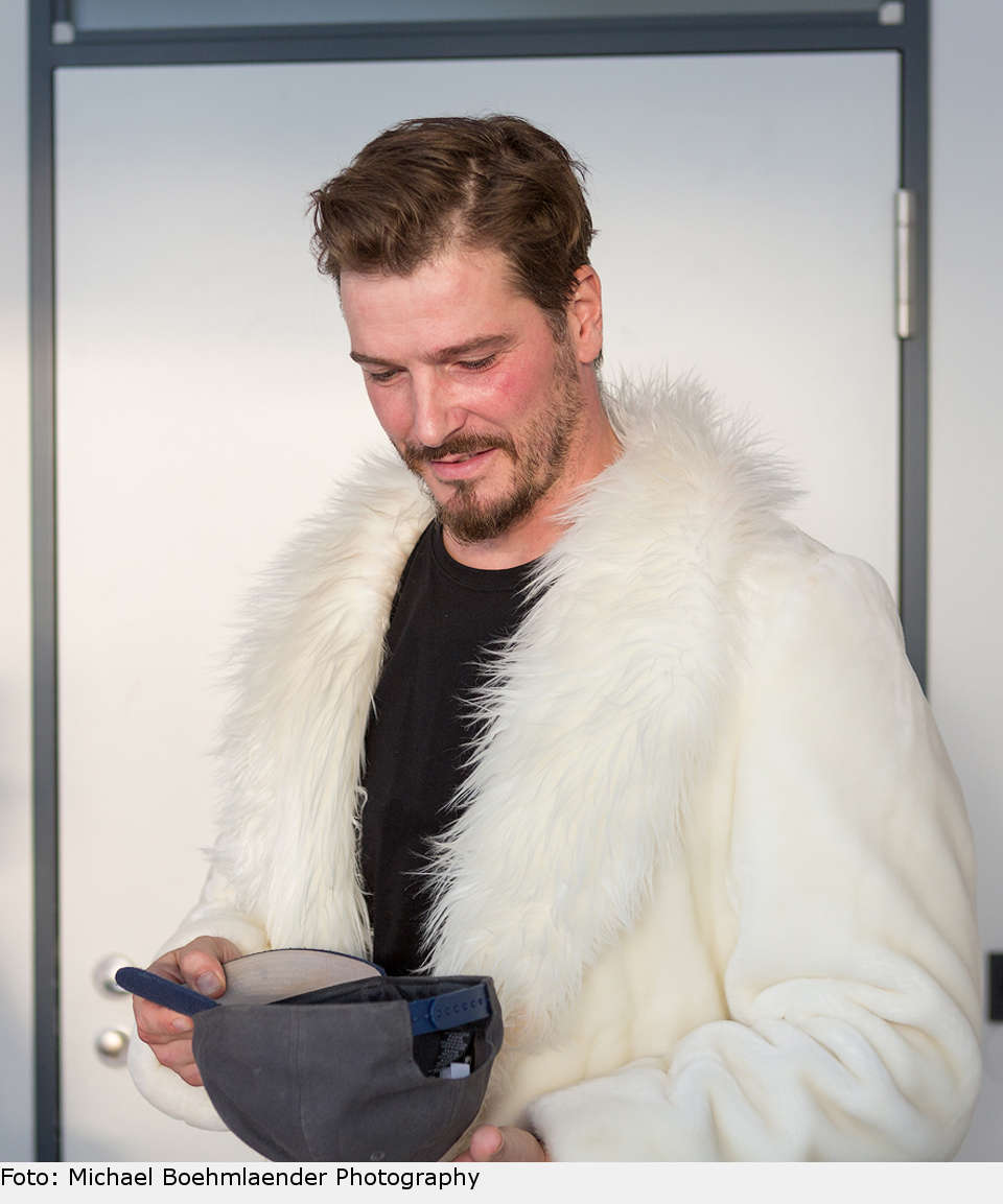 Wotan überzeugt sich, dass alle Lose ordnungsgemäß gefaltet sind. jan ammann musical tenors auslosung 04