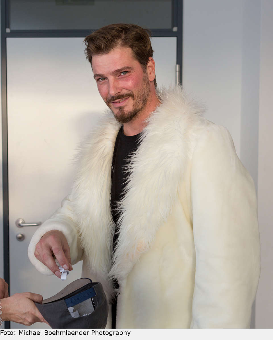 Ah, ok, die können also nicht hier einfach reinplatzen? Deutlich entspannter verkündet Wotan den Namen der ersten Gewinnerin: jan ammann musical tenors auslosung 09