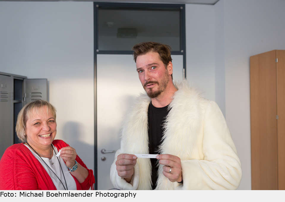 Das gibt's doch gar nicht: Jetzt zieht Jan Ammann von über 150 Losen im Topf seine Namensvetterin. jan ammann musical tenors auslosung 15