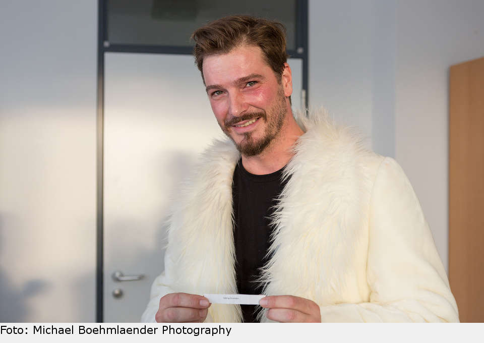 Sabine Ammann ist die zweite Gewinnerin der Musical Tenors Autogrammkarte. Herzlichen Glückwunsch an Sabine und Kerstin und VIELEN LIEBEN DANK an Jan Ammann, der sich nach einem turbulenten Nachmittag mit Show-Abbruch aufgrund einer technischer Panne und spontaner konzertanter Aufführung des „Ring“-Musicals Zeit für unsere Ziehung genommen hat. jan ammann musical tenors auslosung 16