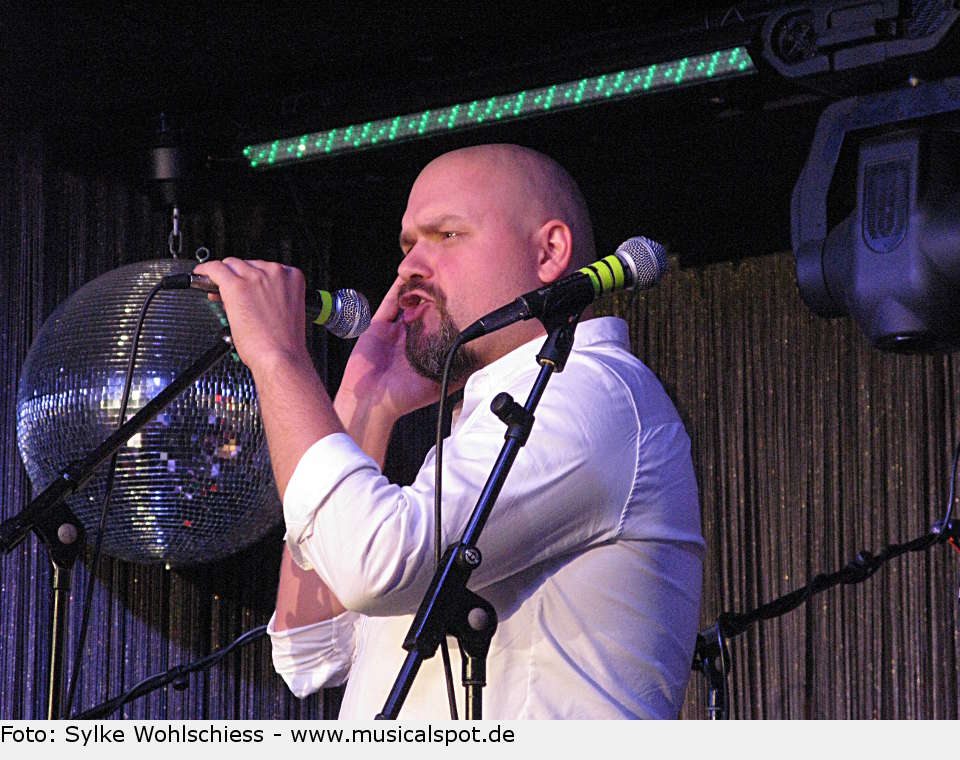 "Don't stop the Music" - Enrico De Pieri rockt los mit Rihannas Hitsong und reißt das Publikum vom ersten Moment an mit. enrico 02