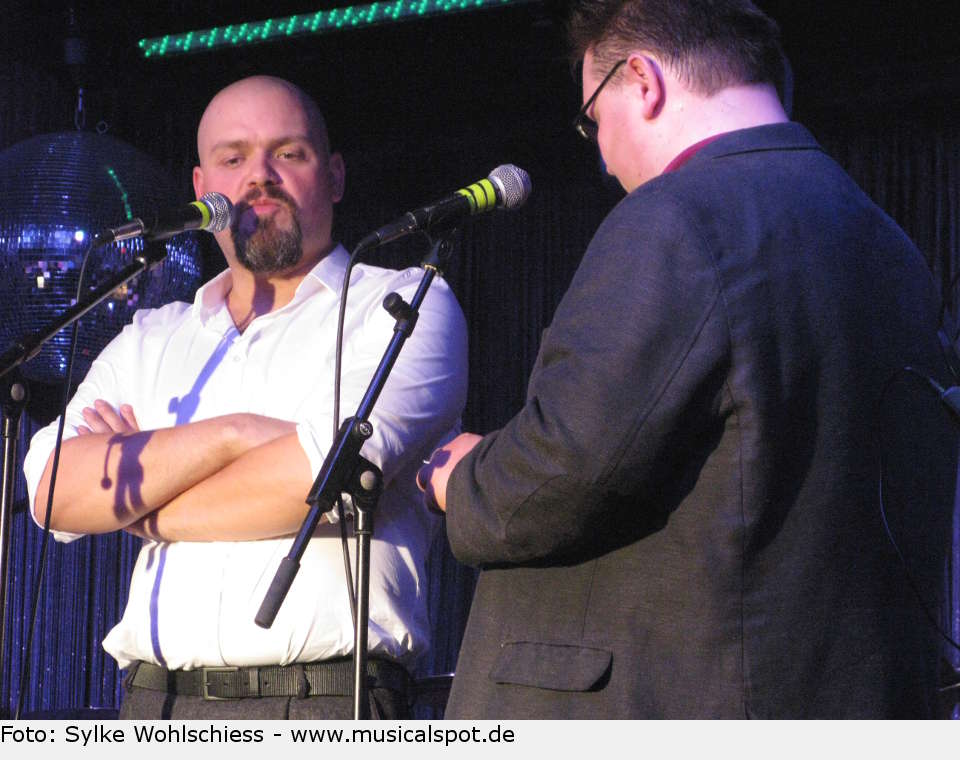 ... mit den ersten Fragen. Rechts im Bild: Veranstalter Dominik Lapp. enrico 05