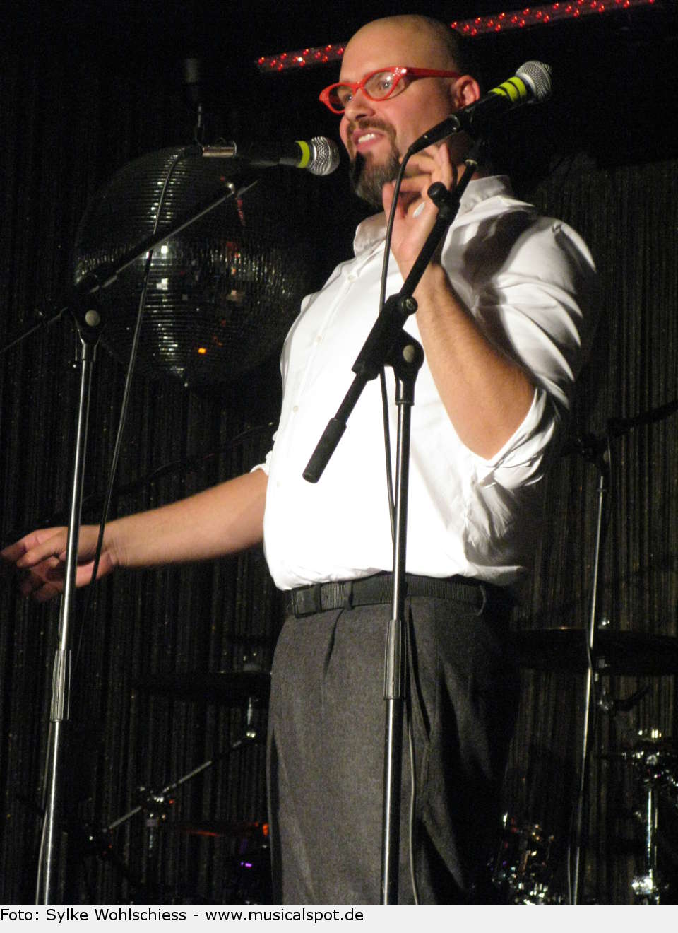 Eine rote Brille, ein strenger Blick und schon wird Enrico De Pieri zu Mrs. Trunchbull, der fiesen Schulleiterin aus "Matilda". enrico 18