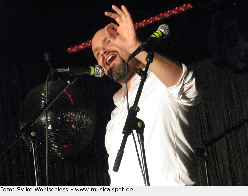 Enrico De Pieri freut sich über tosenden Applaus im ausverkauften Stage Club Hamburg. enrico 24