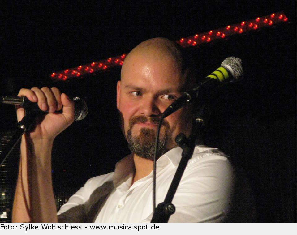 Ein ausgesprochen unterhaltsames Konzert mit ungewöhnlicher Songauswahl, tollen Gästen und einem stimmlich überzeugenden, durch und durch sympathischen Enrico De Pieri. enrico 25