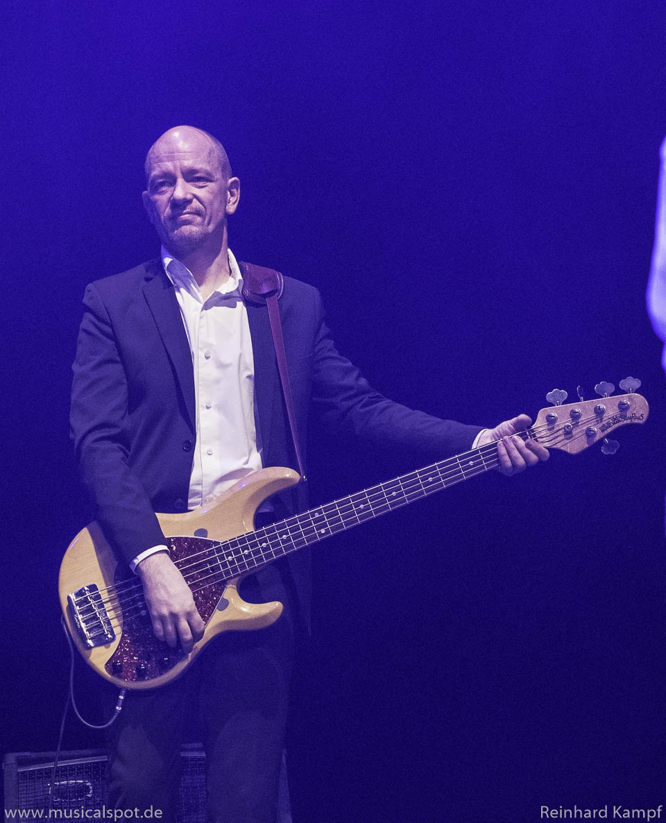 Bassist Christian Niehues. 2017 03 03 filderstadt 960 027