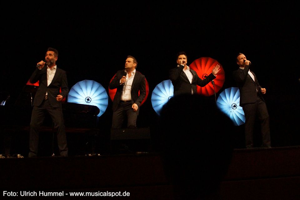 Kasper Holmboe, Karim Khawatmi, Stefan Tolnai und Nico Müller bringen das Publikum schon mit dem Opener des Musical Gentlemen-Konzerts in Stimmung. musical gentlemen wernau 2018 02