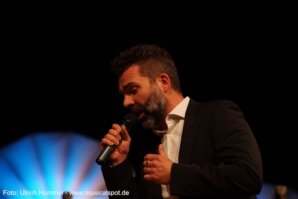 Kasper Holmboe mit dem ersten Solotitel des Abends: 'Electricity' aus dem Musical 'Billy Elliot'. Billy erzählt in diesem Lied, was ihm das Tanzen bedeutet. musical gentlemen wernau 2018 03