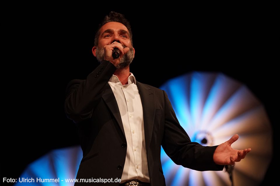 Kasper Holmboe und Pianist Konstantinos Kalogeropoulos machen daraus einen wunderbaren, sehr gefühlvollen Moment. musical gentlemen wernau 2018 04