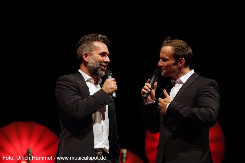 Wie immer erfährt man beim Konzert der Gentlemen auch einiges über die anstehenden Aktivitäten. Nico Müller wird im Sommer 2018 auf der Felsenbühne Rathen im Musical 'Zorro' als Ramon zu erleben sein. Auch Kasper Holmboe hat diese Rolle schon gespielt - und lässt es sich nicht nehmen, seinem Kollegen ein paar heiße Tipps zu geben, was Brusthaar-Entfernung in Verbindung mit dem Zorro-Z betrifft. Nachdem sich das Publikum wieder beruhigt hat, konzentriert sich Nico Müller ganz auf sein Solo: musical gentlemen wernau 2018 09