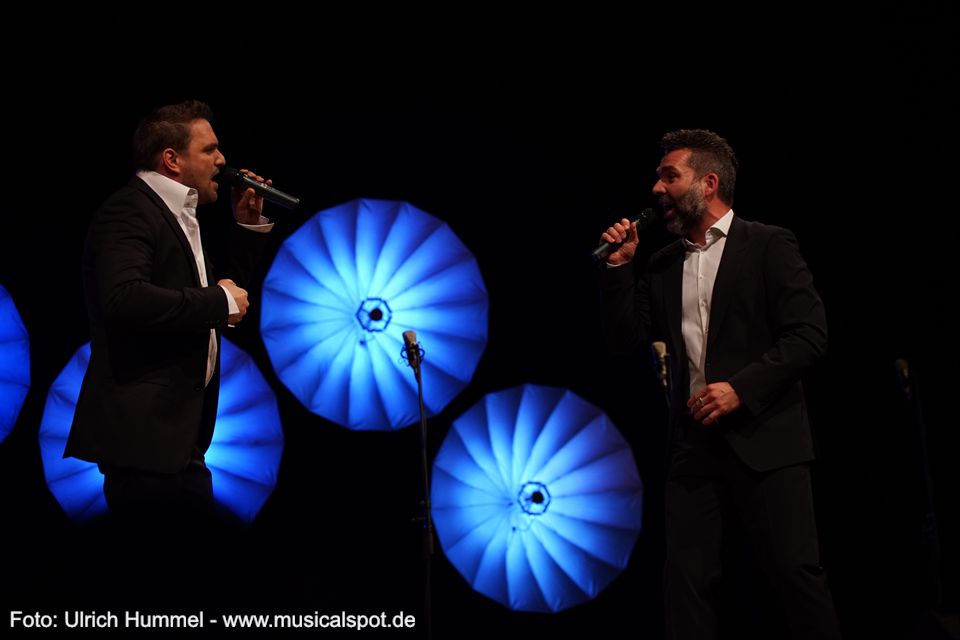 Die wechselnden Solisten machen jedes Konzert der Musical Gentlemen zu einem abwechslungsreichen Abend. 'You're Nothing Without Me' singen Karim Khawatmi und Kasper Holmboe. Mehr zur Bedeutung dieses und natürlich auch aller anderen Titel des Konzerts gibt's übrigens in den ausführlichen Informationen in unserer Setlist, die wie immer unsere Review ergänzt. Klickt mal rüber zum Menüpunkt Rezensionen. Oder nutzt die Verlinkung am Ende dieser Galerie. musical gentlemen wernau 2018 12
