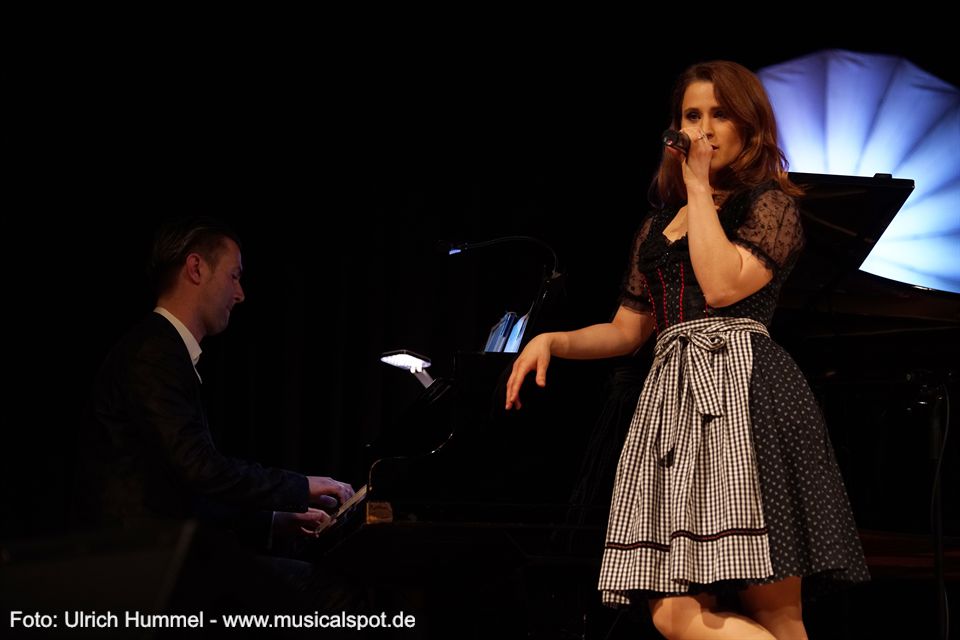 Im Anschluss nimmt Anja Wendzel das Publikum mit auf einen Ausflug in ihre österreichische Heimat. musical gentlemen wernau 2018 14