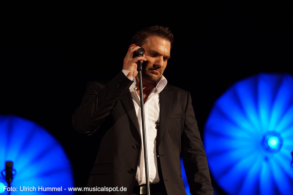 Mit Karim Khawatmi geht es weiter. Er singt von Udo Jürgens den Titel 'Gäb' es nur noch dieses Lied für mich'. musical gentlemen wernau 2018 17