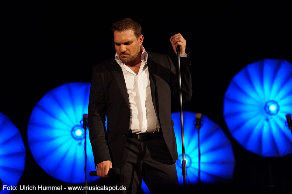 Dieser Titel hat für Karim Khawatmi eine besondere Bedeutung. Schon beim Konzert in Heidenheim gehörte das Lied zum Programm, wie man in unserer Review von November 2016 nachlesen kann. musical gentlemen wernau 2018 18