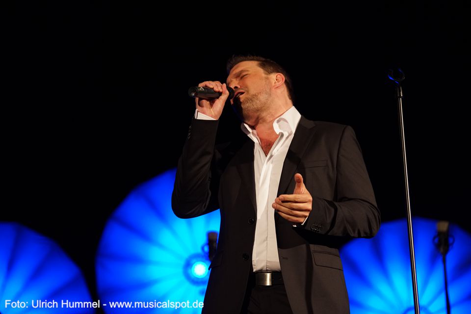 Auch jetzt sorgt der Sänger mit der sanften Stimme mit diesem Titel wieder für einen absoluten Gänsehautmoment. musical gentlemen wernau 2018 19