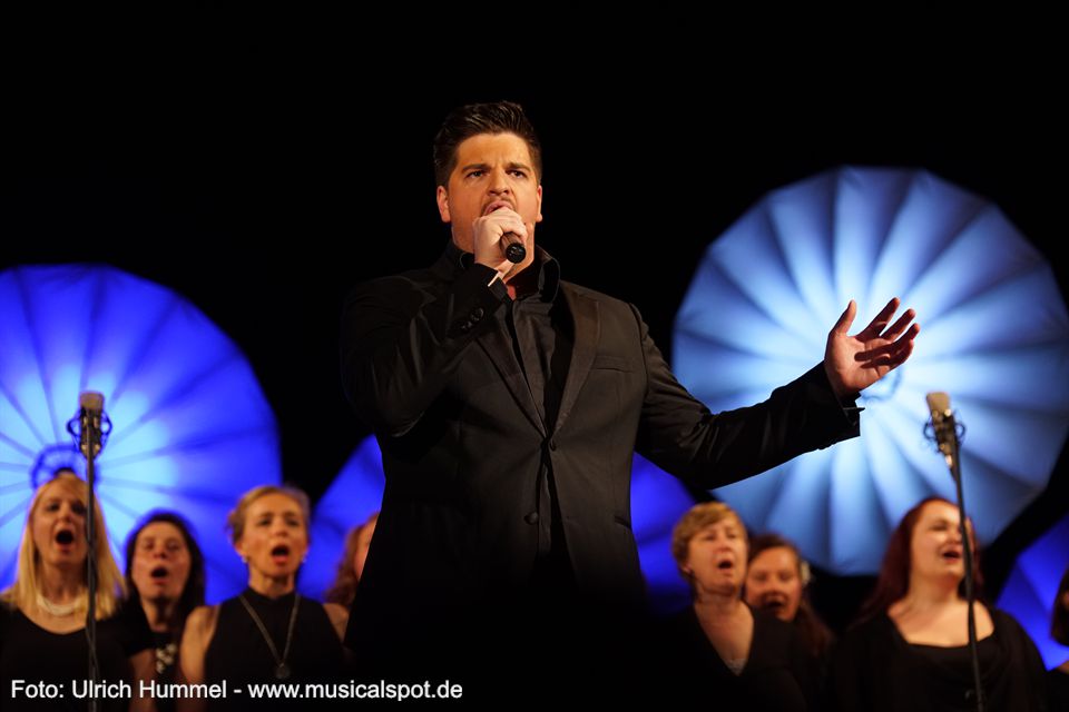 Die Happy Voices Deizisau begleiten Stefan Tolnais hervorragende Interpretation des Songs 'Oh Herr' aus dem Musical '3 Musketiere'. musical gentlemen wernau 2018 30