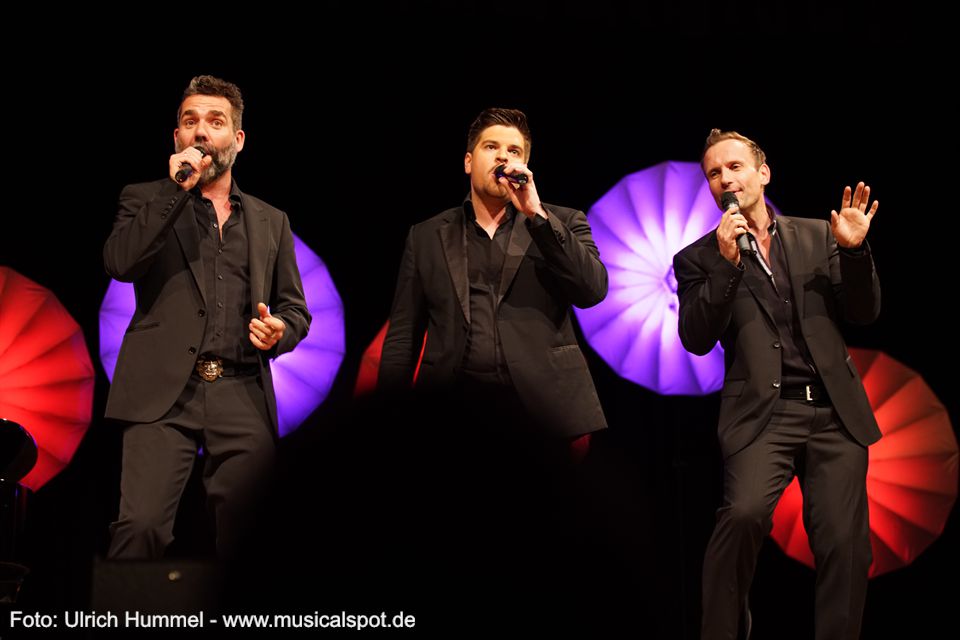 Im Musical 'Sister Act' erörtern drei zwielichtige Typen die besten Möglichkeiten, eine Frau rumzukriegen, egal ob Nonne oder nicht. musical gentlemen wernau 2018 35