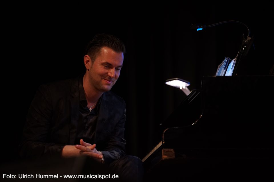 Auch der Pianist ist sichtlich amüsiert. musical gentlemen wernau 2018 38