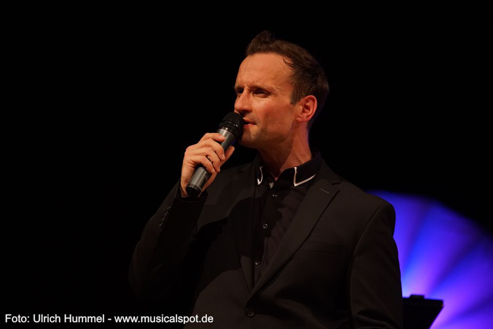 Mit einem Udo-Lindenberg-Medley neigt sich das Konzert im Quadrium dem Ende entgegen. musical gentlemen wernau 2018 42