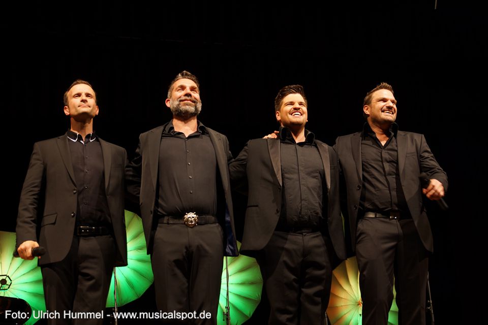 Nico Müller, Kasper Holmboe, Stefan Tolnai und Karim Khawatmi freuen sich über den begeisterten Applaus. musical gentlemen wernau 2018 45