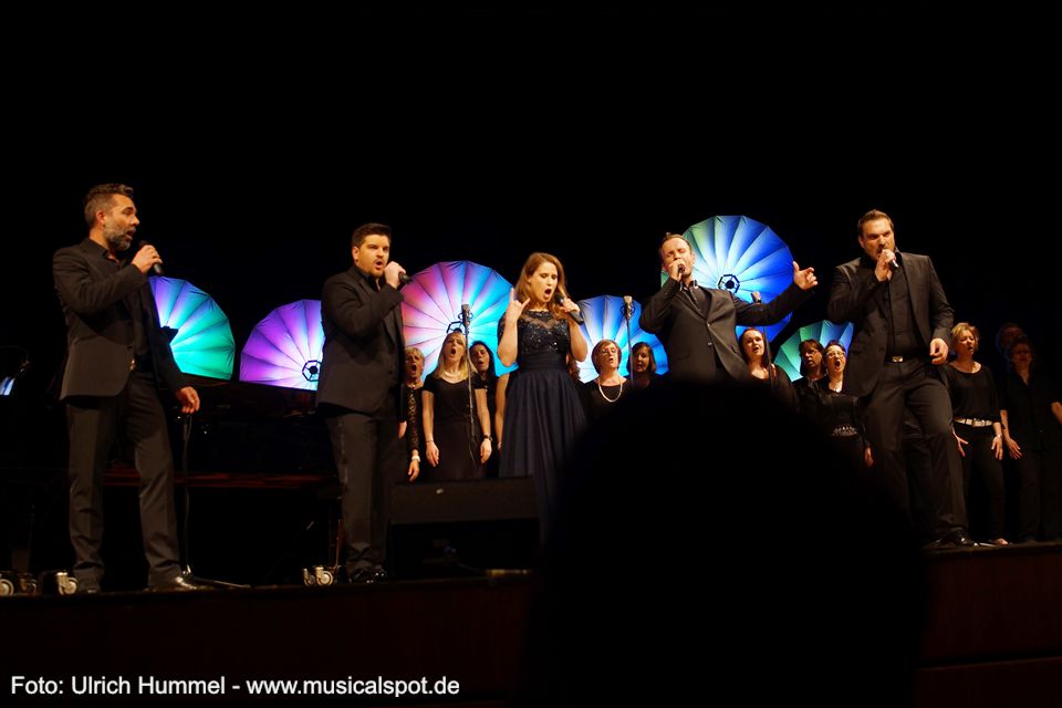 Mit 'We Are The Champions' rocken alle Beteiligten nochmal richtig ab. musical gentlemen wernau 2018 50