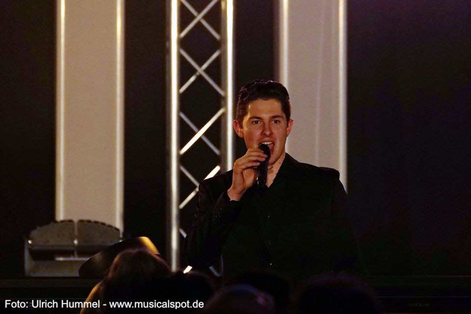 Mario Ruschel war 'noch niemals in New York' - und das Publikum singt schon jetzt, zu Beginn des Konzerts, gut gelaunt den Refrain mit. chris green ostergala esslingen 2018 06