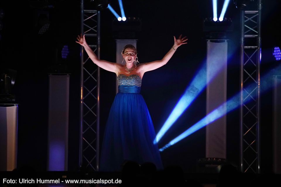 'Lass jetzt los' fordert Tanja Versal als brillante Eiskönigin. chris green ostergala esslingen 2018 12