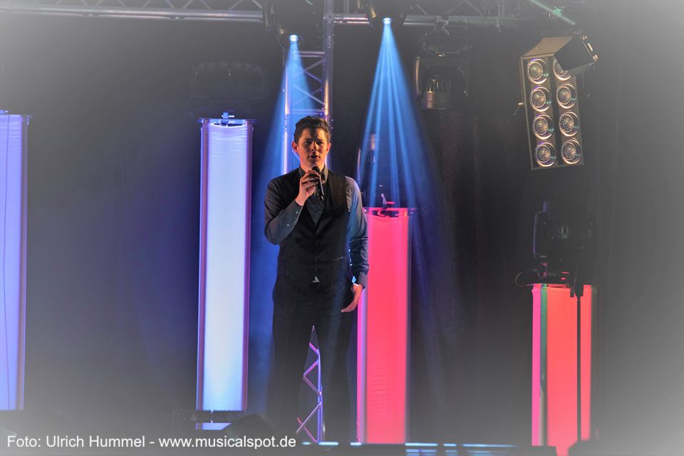 Auch Mario Ruschel macht sich auf ins Paris des Jahres 1832: 'Dunkles Schweigen an den Tischen', nachdem Marius' Freunde im Barrikadenkampf gefallen sind. chris green ostergala esslingen 2018 14