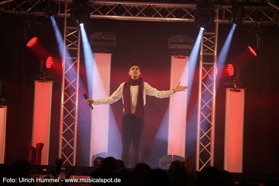 Nach der Pause nimmt Alfred 'Für Sarah' all' seinen Mut zusammen. Er beschließt, sie aus den Fängen des Vampirgrafen zu befreien. Chris Green liefert mit diesem fantastisch gesungenen Titel eine echte Glanzleistung ab. chris green ostergala esslingen 2018 20