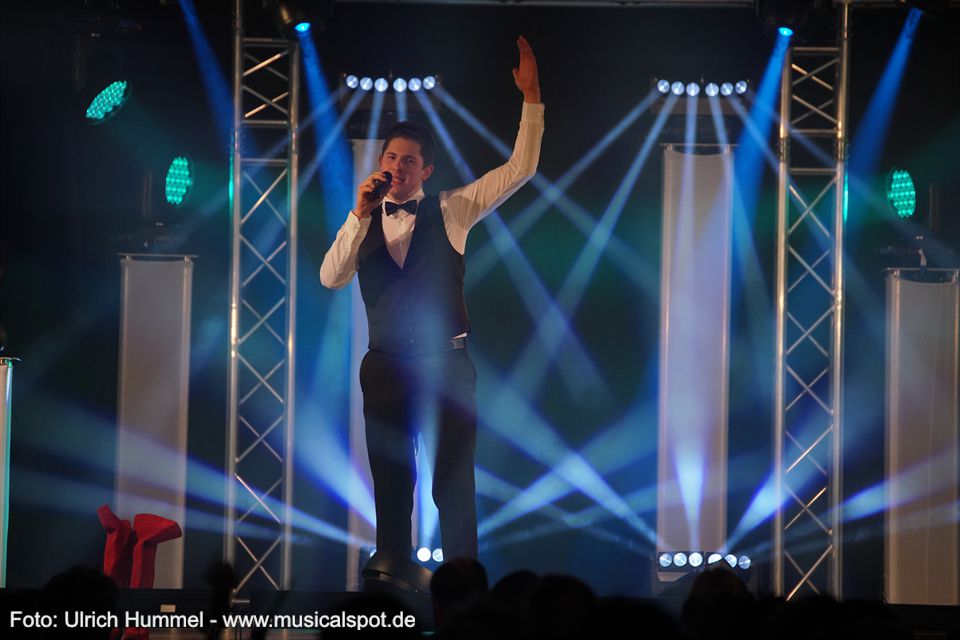 Mario Ruschel singt 'Evermore', den neuen Titel aus der Realverfilmung von Disneys 'Die Schöne und das Biest', die 2017 in die Kinos kam. Die roten Stiefel hat allerdings nicht Belle, sondern Sarah vergessen. chris green ostergala esslingen 2018 27