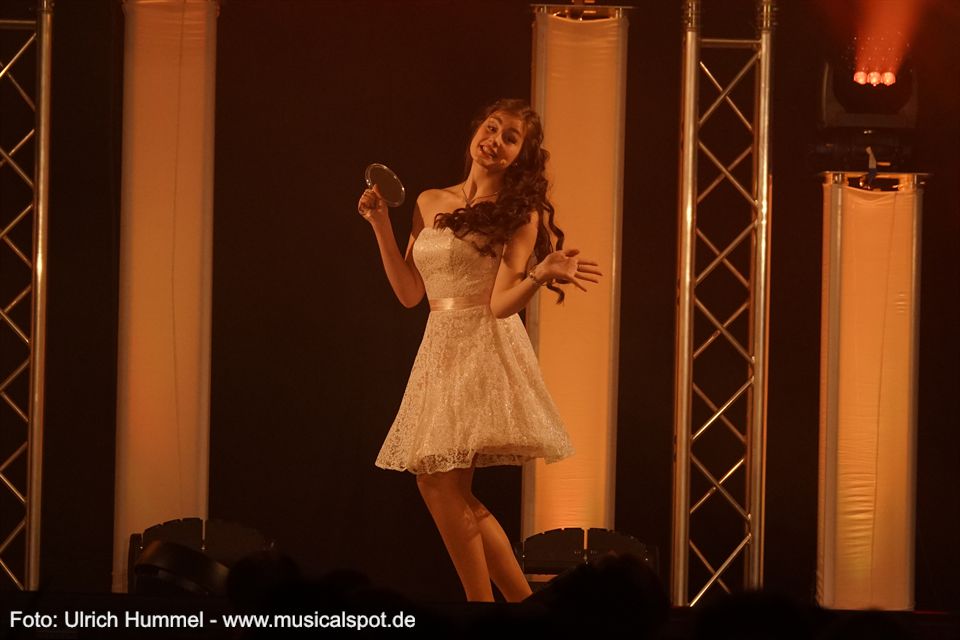 'Heißgeliebt' weiß sich Glinda im Musical 'Wicked'. Sarah Hummel liefert stimmlich und schauspielerisch eine hinreißende Vorstellung ab. chris green ostergala esslingen 2018 33