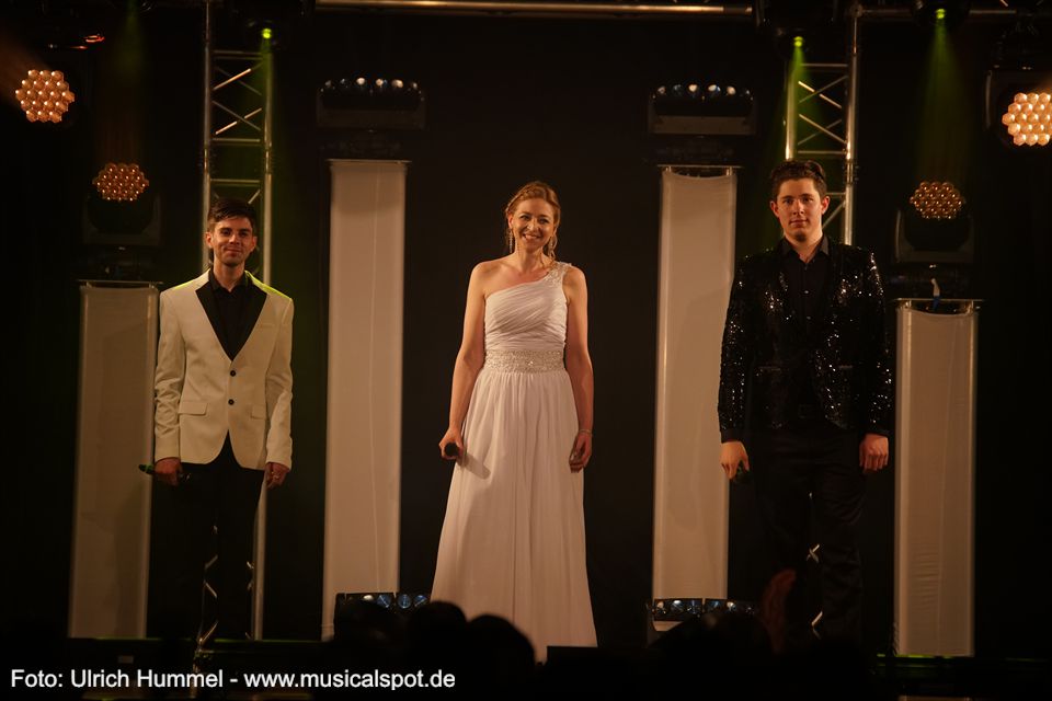 Das Publikum belohnt die engagierten jungen Sängerinnen und Sänger mit Standing Ovations. chris green ostergala esslingen 2018 57