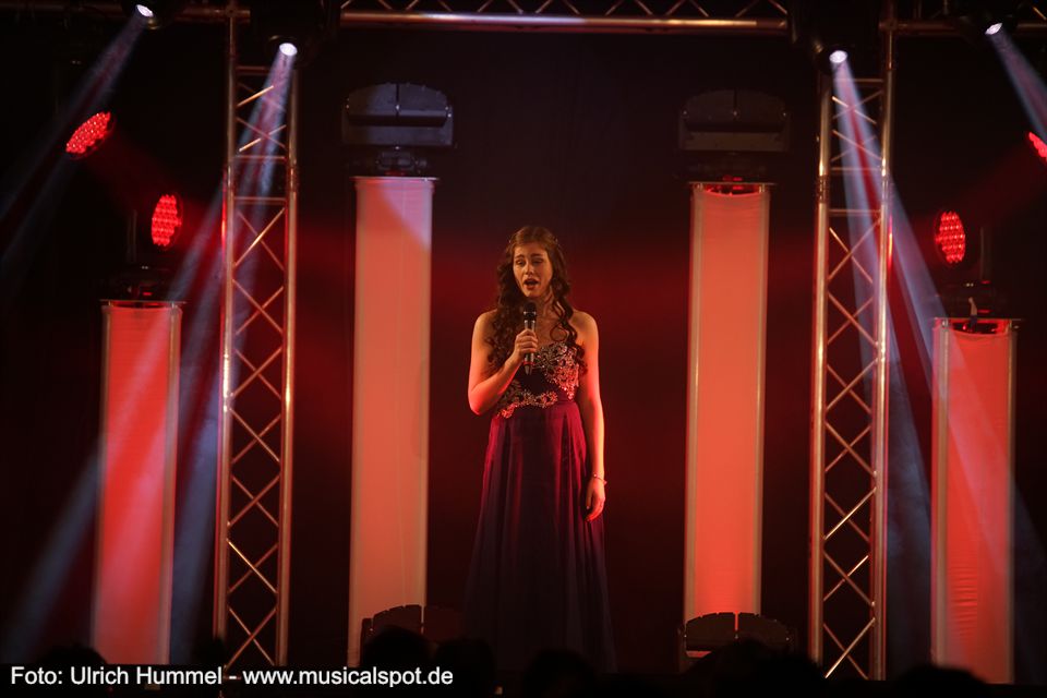 Hier ist auch Gastsolistin Sarah Hummel nochmal mit ihrem wunderschönen Sopran mit von der Partie. chris green ostergala esslingen 2018 59