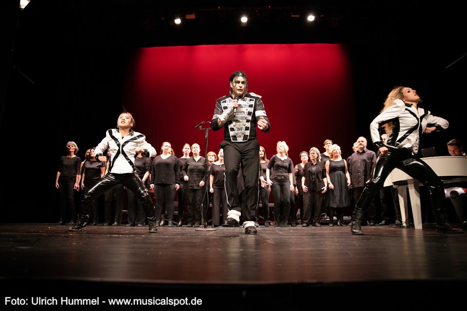 Flankiert von den Tänzerinnen Hanna Vien (links) und Julie Martin (rechts) und unterstützt vom Chor „Happy Voices“ aus Deizisau liefert Sascha Pazerda mit dem „Scream“-Medley einen rasanten Konzertauftakt. konzert kalogeropoulos tarte pazdera selele esslingen 2019 02