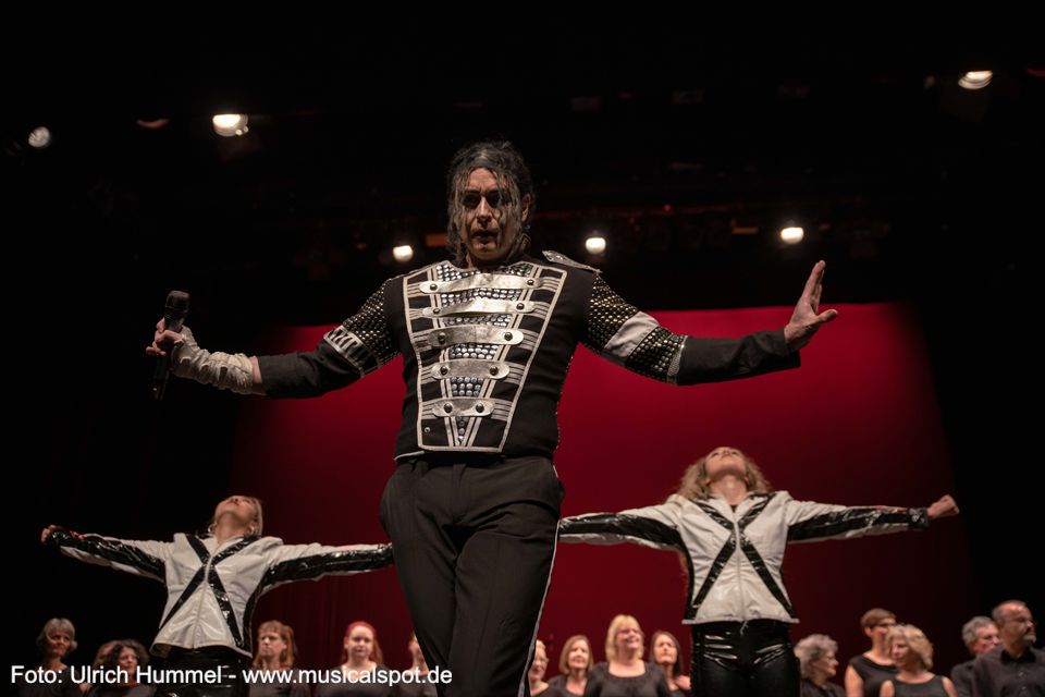 Und nicht nur die Optik passt: Jeder Schritt, jede Geste, jeder Blick - Michael Jackson pur! Sascha Pazdera zählt nicht umsonst zu den Besten seines Fachs. konzert kalogeropoulos tarte pazdera selele esslingen 2019 03