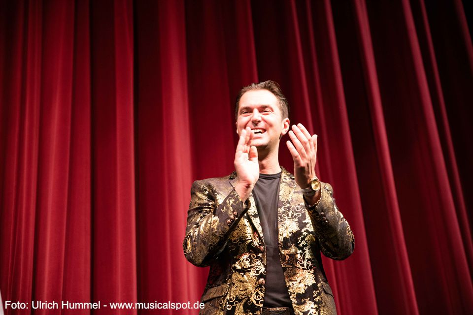 Initiator und Veranstalter Konstantinos Kalogeropoulos applaudiert seinen Gästen ebenso begeistert wie das Publikum. konzert kalogeropoulos tarte pazdera selele esslingen 2019 06