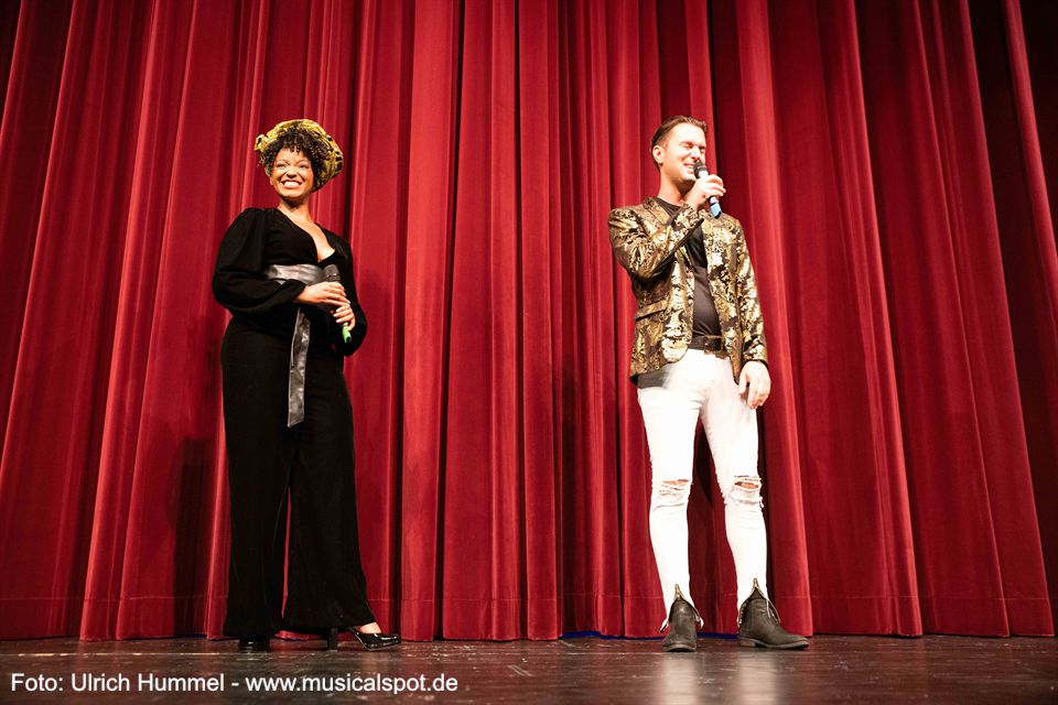 Nach einer ergreifenden Interpretation von „I Rise Up“ erzählt Zodwa Selele in schlichten, sehr bewegenden Worten von schwierigen Zeiten, in denen ihr dieser Song und seine Aussage Kraft gab. Die Sängerin dankt einigen Freunden im Publikum und teilt so diesen persönlichen Moment mit allen Anwesenden. konzert kalogeropoulos tarte pazdera selele esslingen 2019 08