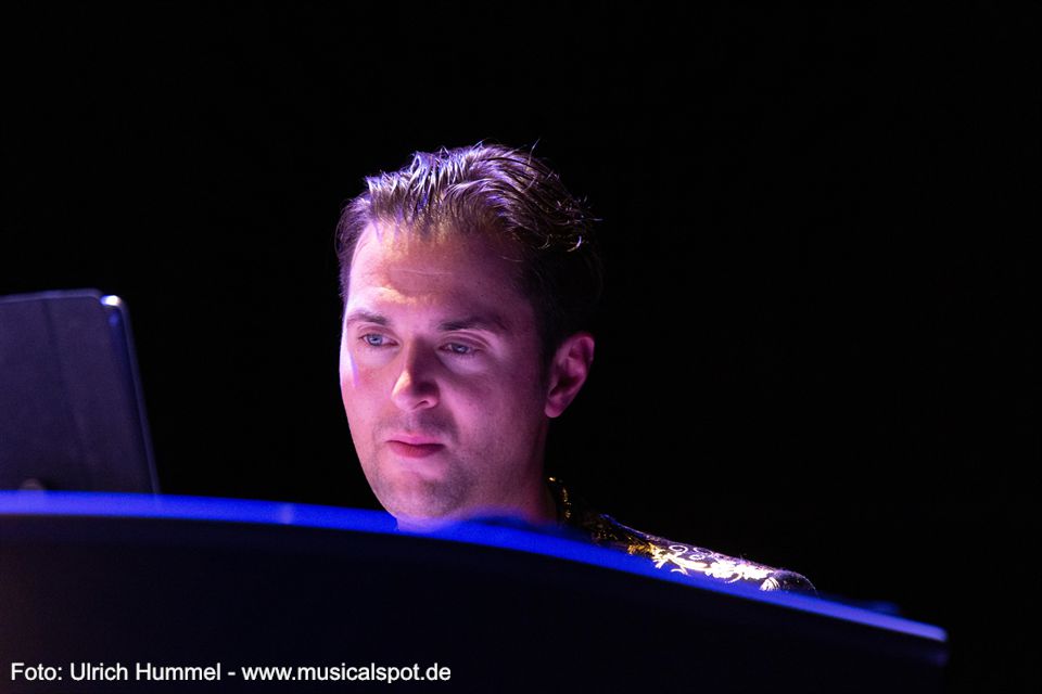 Klavierklänge und Luftakrobatik verbinden sich zu geradezu magischen Momenten. konzert kalogeropoulos tarte pazdera selele esslingen 2019 11