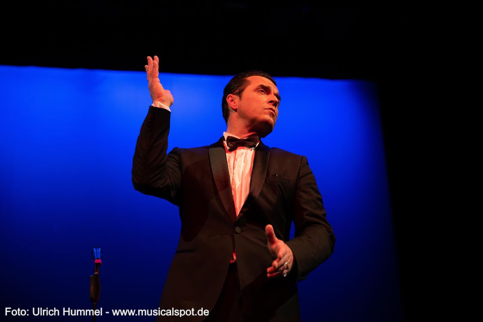 „Er war ein Virtuose, war ein Rockidol“ - und Alexander Kerbst ist mit absoluter Sicherheit einer der besten Falco-Darsteller überhaupt. konzert kalogeropoulos tarte pazdera selele esslingen 2019 13