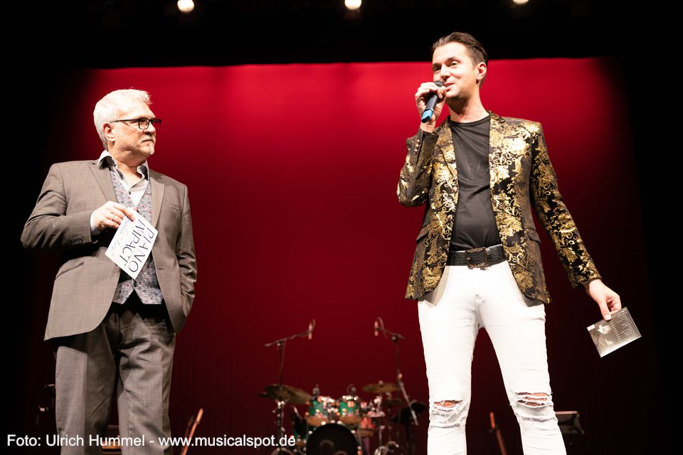 Moderator Jürgen Brandtner erzählt Wissenswertes über Konstantinos Kalogeropoulos' musikalische Stationen. Der vielseitige Musiker erweist sich zudem als echtes Marketing-Naturtalent: konzert kalogeropoulos tarte pazdera selele esslingen 2019 20