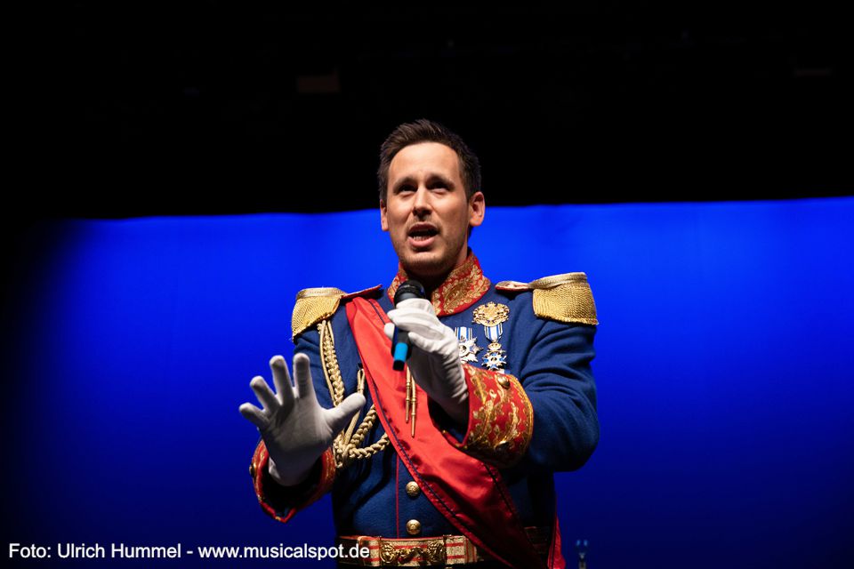 Auf Kevin Tarte mit der Arie des Schattenmannes aus dem Musical „Ludwig²“ folgt der König persönlich: Matthias Stockinger, der auch in der Spielzeit 2019 im Festspielhaus Füssen wieder als König Ludwig II. zu erleben ist, singt „Kalte Sterne“. Der erste Teil des Konzerts endet mit verdienten Standing Ovations. konzert kalogeropoulos tarte pazdera selele esslingen 2019 22