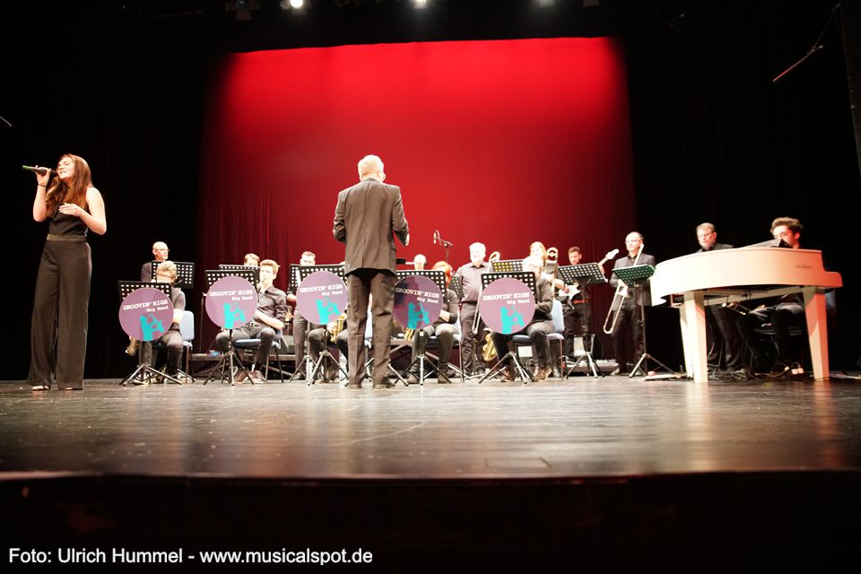 Die erst neunzehnjährige Sängerin Julia Frey zaubert Jazzclub-Atmosphäre in die Württembergische Landesbühne Esslingen. konzert kalogeropoulos tarte pazdera selele esslingen 2019 24