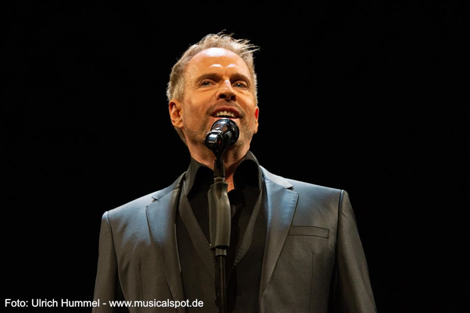 Im Musical beschreibt der russische Schachspieler Anatoly Sergievsky mit „Anthem“ die Liebe zu seinem Land, die er immer im Herzen trägt, egal, an welchem Ort er sich befindet. Dies, so der gebürtige US-Amerikaner Kevin Tarte, der seit vielen Jahren in Deutschland lebt, sei auch für ihn ein passendes Thema. konzert kalogeropoulos tarte pazdera selele esslingen 2019 29