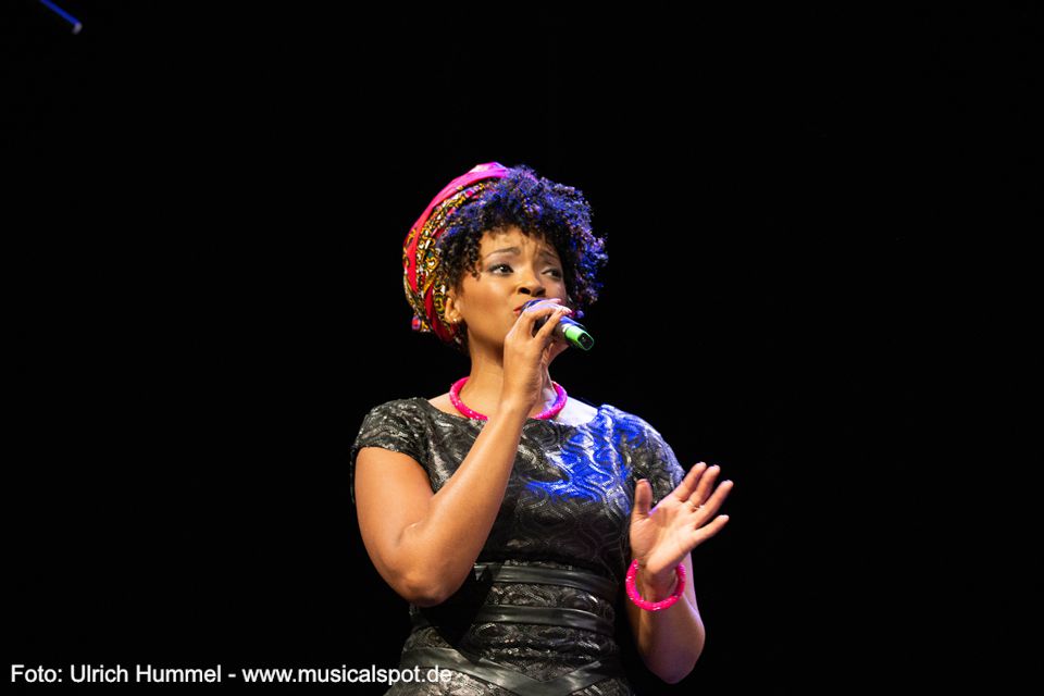 Aus dem Musical „Aida“ singen Zodwa Selele und Kevin Tarte dann die Powerballade „Written In The Stars“. konzert kalogeropoulos tarte pazdera selele esslingen 2019 31