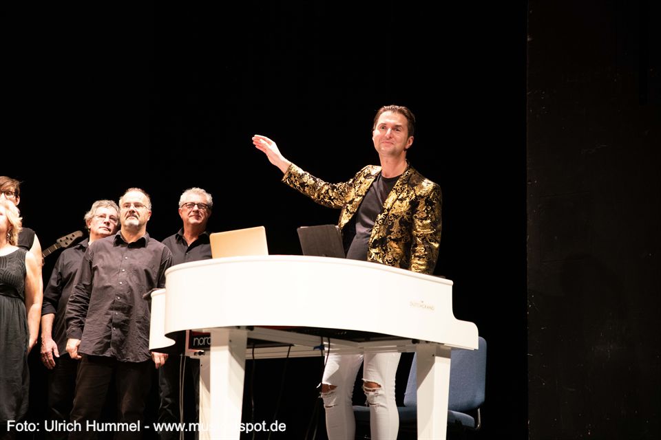 Dann geht's nathlos weiter in die abschließende große Michael Jackson Runde: Konsti gibt das Go für „Beat It“. konzert kalogeropoulos tarte pazdera selele esslingen 2019 36