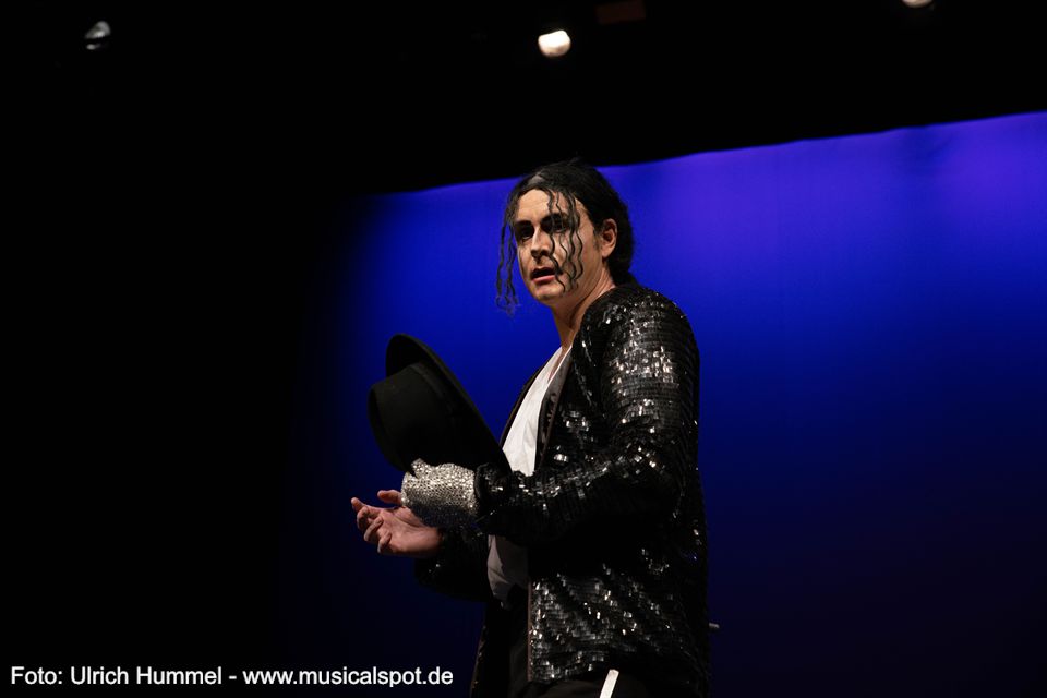 Mit „Billy Jean“ zeigt Sascha Pazdera noch einmal, dass er Jacksons Tanzstil aus dem Effeff beherrscht. konzert kalogeropoulos tarte pazdera selele esslingen 2019 39