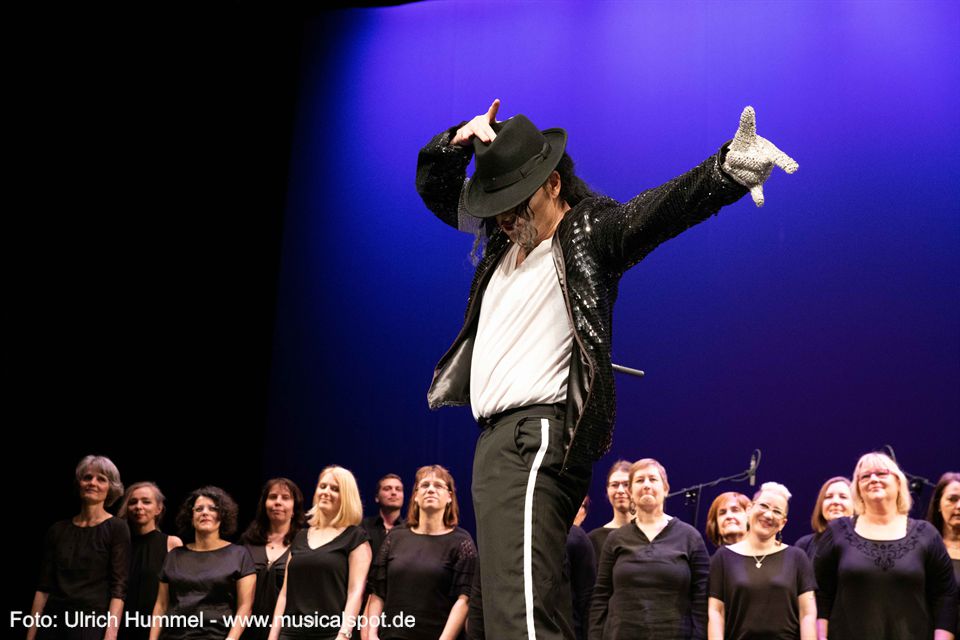 Von Glitzerhandschuh bis Moonwalk gibt Sascha Pazdera auf der Bühne die perfekte Jackson-Optik. konzert kalogeropoulos tarte pazdera selele esslingen 2019 41