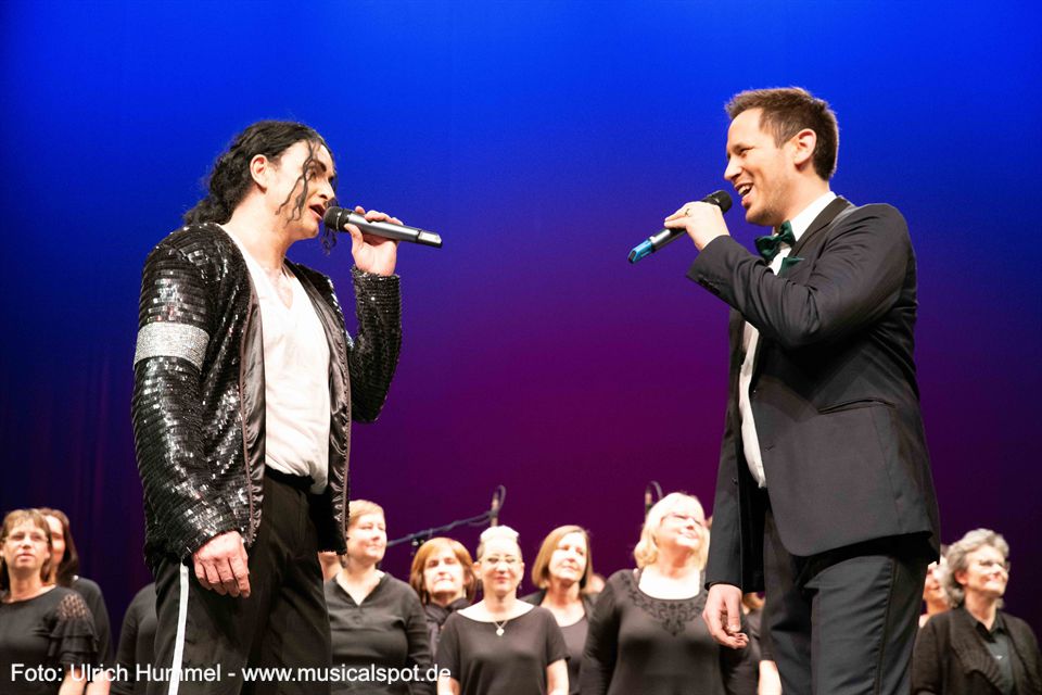 Auch bei „Heal The World“ singt nicht nur Sascha Pazdera, sondern auch Matthias Stockinger einen Solo-Part. Crossover dieser Art sollte es viel häufiger geben. konzert kalogeropoulos tarte pazdera selele esslingen 2019 44