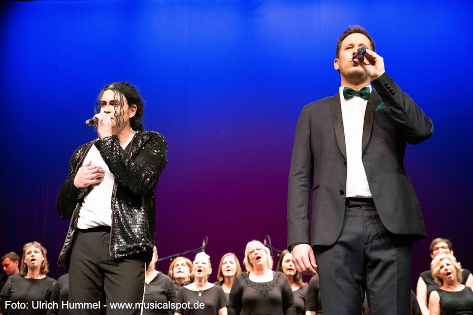 Im Refrain stimmt dann auch das begeistert feiernde Publikum ein: „Heal the world, make it a better place. For you and for me and the entire human race.“ konzert kalogeropoulos tarte pazdera selele esslingen 2019 45